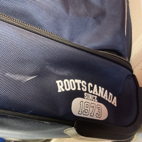 Roots luggage travel bag with wheels - Picture 8 of 8